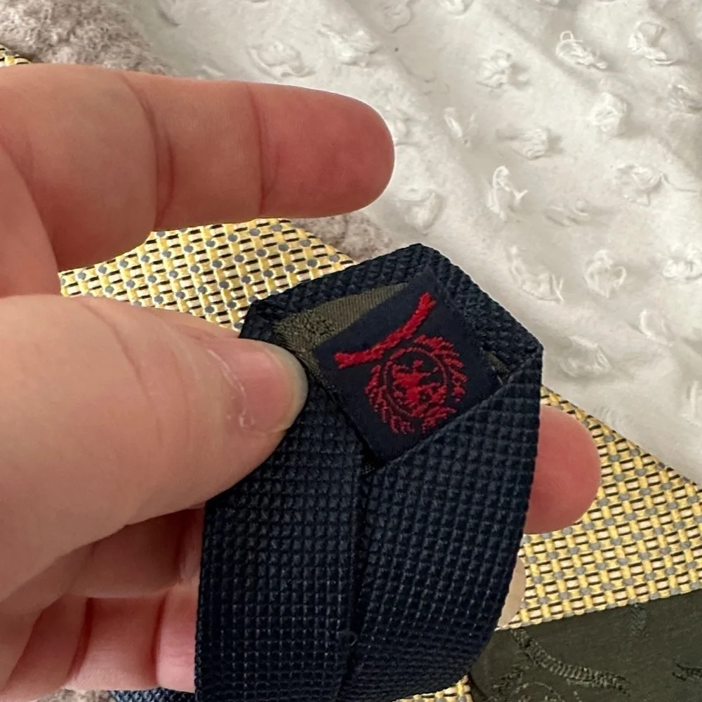 Tommy Hilfiger VTG‎ 100%Silk Elegant Gold,Navy & Light Blue Design Tie